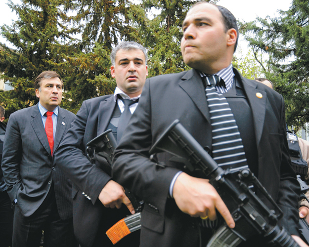 Szaakasvili elnök testőrei mögött