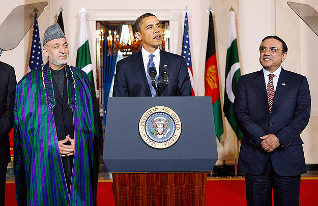 Hamid Karzai afgán államfő, Barack Obama és Aszif Ali Zardari pakisztáni elnök