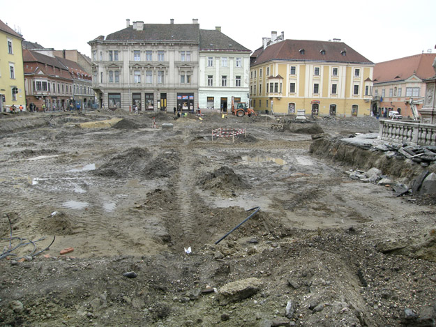 A győri Széchenyi téren mindent megsemmisítettek, ami a XIII. század óta eltelt időből megmaradt