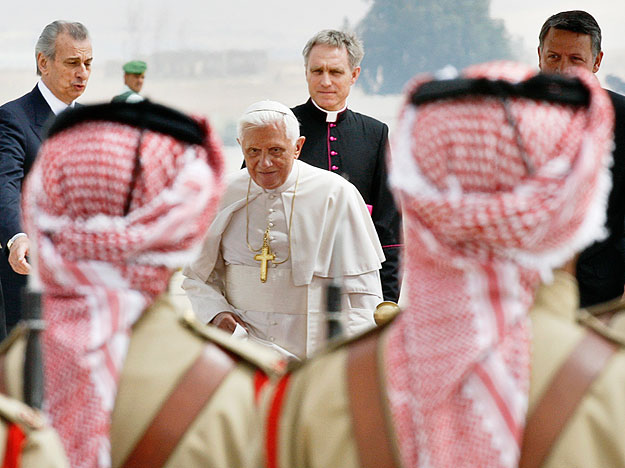 XVI. Benedek pápa megérkezik a jordániai fővárosba, Ammánba 2009. május 8-án