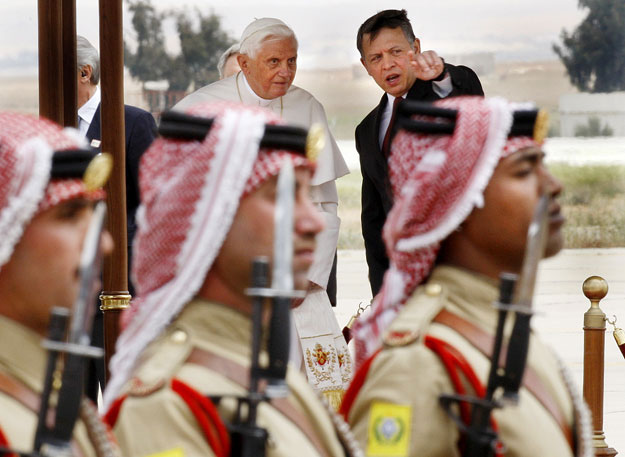 Abdullah király fogadja a szentatyát az ammáni repülőtéren