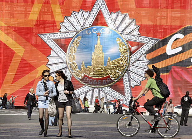 Az orosz győzelmi emlékérem egy szentpétervári óriásplakáton