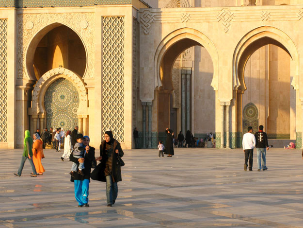 A szupermodern óriás mecset előtt