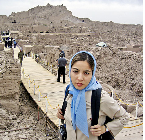 US-Iranian journalist Roxana Saberi poses for a photograph in Bam, 1,250 km (776 miles) southeast of Tehran March 31, 2004. Iran's judiciary has charged detained Iranian-American freelance journalist Roxana Saberi with espionage, the ISNA news agency