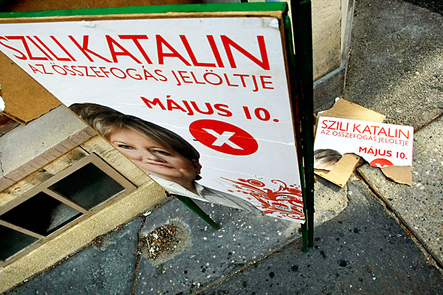 Szili Katalin plakátok a szavazás délutánján