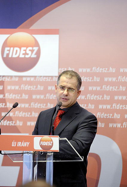 Kósa Lajos a Fidesz nevében  bejelentette: ha kormányra kerülnek, eltörlik az ingatlanadót