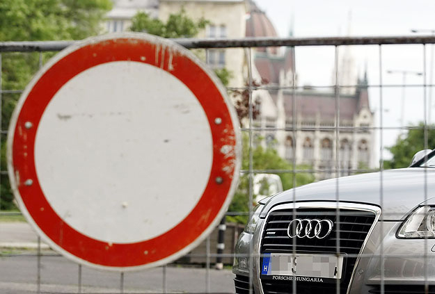 Mindennapi látvány a parlamenti parkolóban