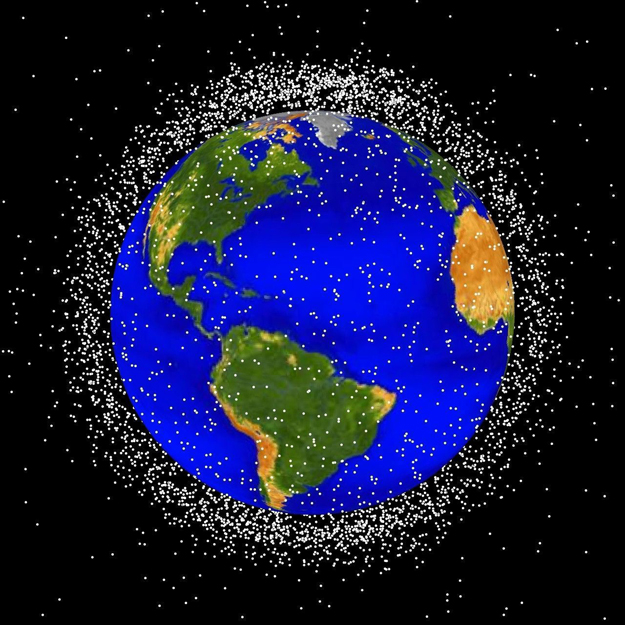 A NASA számítógépes képén a Föld körüli pályán keringő tárgyakat jelenítették meg fehér pontokkal: ezek 95 százaléka űrhulladék, például működésképtelen műhold. Az Atlantis hétfős legénysége a Hubble amerikai űrteleszkóp felújításán dolgozik majd.