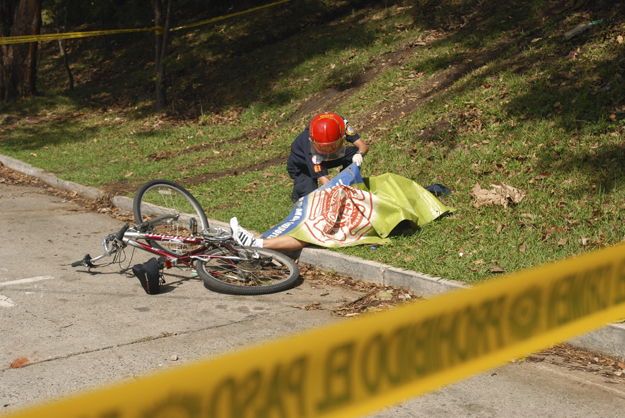 Rodrigo Rosenberg ügyvéd holttestét takarja le egy tűzoltó 
Guatemala Cityben, 2009. május 10-én