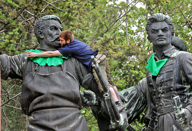 A Lehet Más a Politika (LMP) aktivistája zöld gallérba öltözteti a Kossuth-szoborcsoport egyik szobrát a fõváros V. kerületében a Kossuth téren. Az akcióval a zöld munkahelyek fontosságára szeretnék felhívni a sajtó és a közvélemény figyelmét.