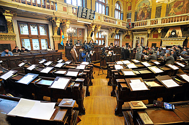 Budapest, 2009. május 14.
A Fidesz-KDNP-frakció képviselőinek üres padsorai padsorai láthatók a Fővárosi Közgyűlés rendkívüli ülésén. A Közgyűlés elfogadta a fővárosi önkormányzat ez évi 531,7 milliárd főösszegű, és 46,9 milliárd hiányt tartalmazó k