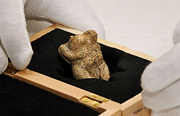 Tübingen, 2009. május 14.
Bemutatják a világ legrégibb, legalább 35 ezer évesnek tartott emberszobrocskáját a dél-németországi Tübingenben 2009. május 13-án. A Schelklingen közelében lévő Hohle Fels barlangban 2008-ban hat darabban fellelt, mamutagy