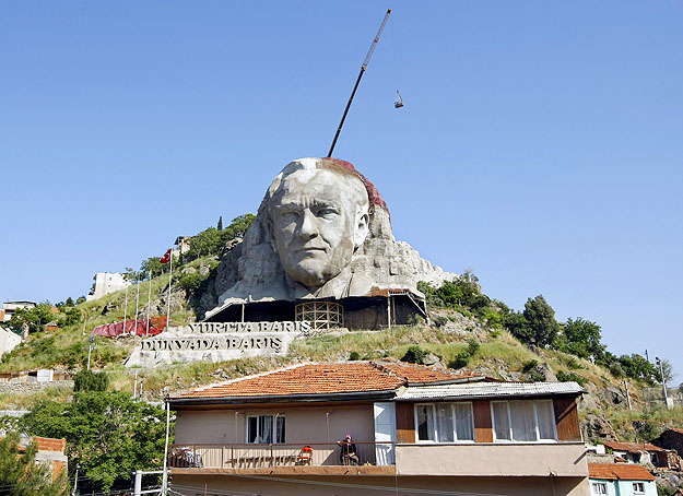 Az Európát és a világi államot választó Atatürk - Izmir városában hegyoldal méretű szobra készül