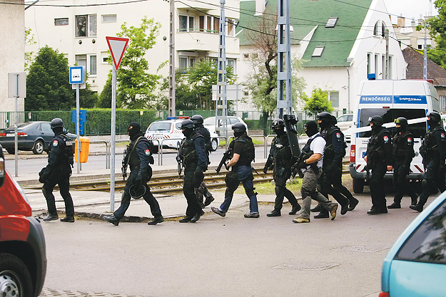 A kommandósok is a helyszínre érkeztek