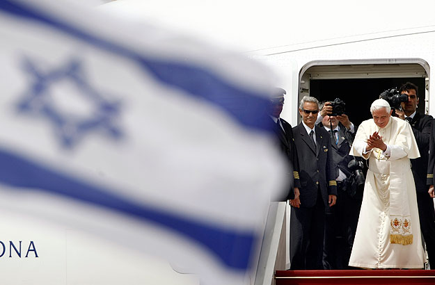 XVI. Benedek felszállás előtt a Tel-Aviv-i Ben Gurion repülőtéren