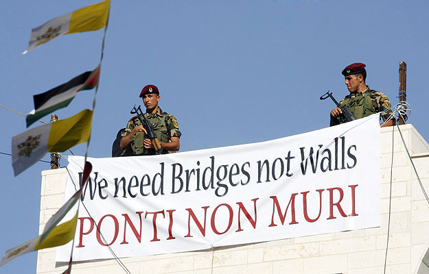 "Hidakra, nem falakra van szükségünk" - felirat Ciszjordániában