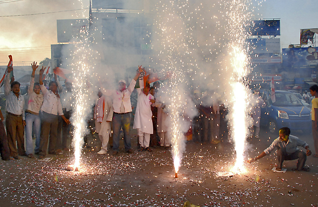 az Indiai Nemzeti Kongresszus párt választási győzelmét ünneplők Ranchi keleti indiai városban