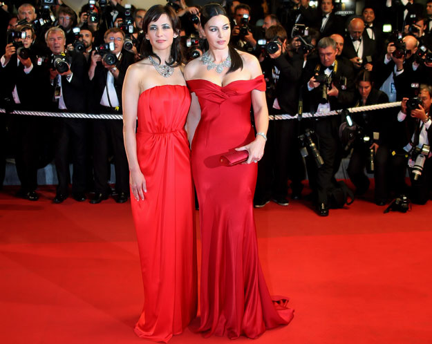 Sophie MARCEAU francia (b) és Monica BELLUCCI olasz színésznõ fényképezkednek a piros szõnyegen, amikor megérkeznek a Ne te Retourne Pas címû filmjük bemutatójára a 62. Cannes-i Nemzetközi Filmfesztiválon 2009. május 16-án. (MTI/EPA/IAN LANGSDON)