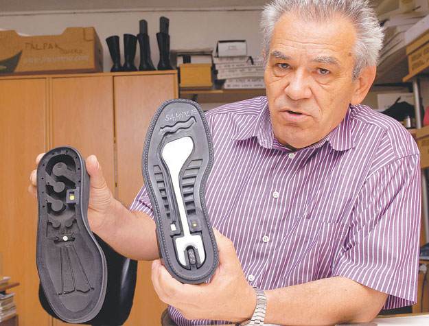 Baricz István feltaláló mutatja a speciális cipőtalpakat. Hosszú utat járt be