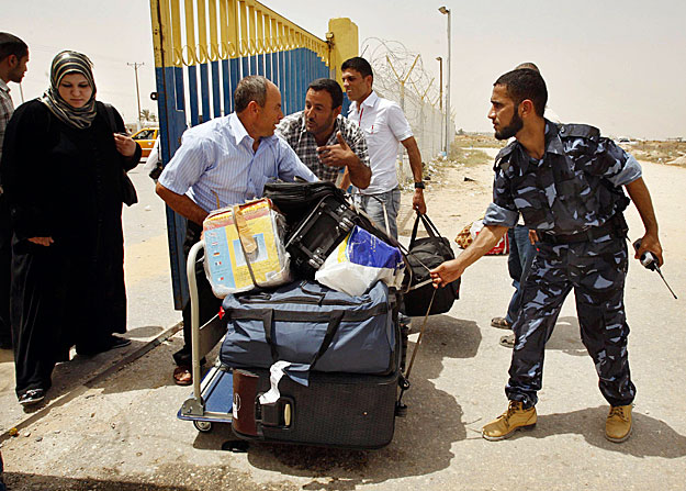 Hamász-rendőr a szombaton újra megnyitott rafahi átkelőnél Egyiptom és a Gázai övezet határán