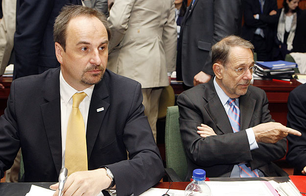 Jan Kohout, a soros elnök Csehország külügyminisztere és Javier Solana, az uniós külügyek irányítója az ülésteremben