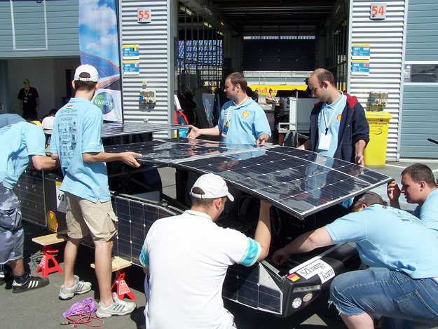 A napenergiával működő autó szerelése a versenyen
