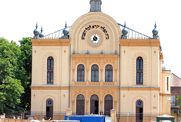 Pécs, 2009. május 19.
A pécsi zsinagóga épülete látható, amelynek négy, felújított ólomüveg ablakát május 18-ról mára virradó éjjel ismeretlenek kövekkel betörték. Egy kődarab megrongálta a zsinagóga műkő lépcsőjét is. Az ügyben ismeretlen tettes el