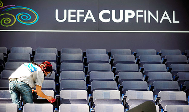 Tisztítják a székeket az isztambuli Sükrü Saracoglu stadion lelátóján 2009. május 19-én, egy nappal a labdarúgó UEFA-kupa történetének 51., egyben utolsó döntője előtti napon. A döntőt az ukrán Sahtar Donyeck és a német Werder Bremen vívja. Ősztől az