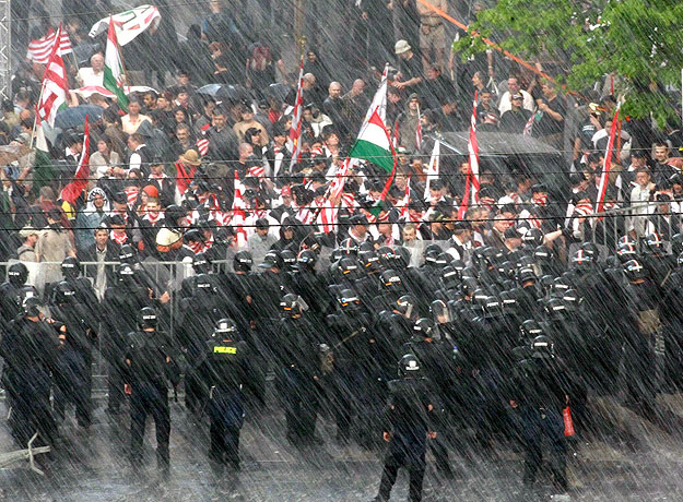 Gárdisták szemben a rendőrökkel 2009. április 14-én a Kossuth tér és az Alkotmány utca találkozásánál