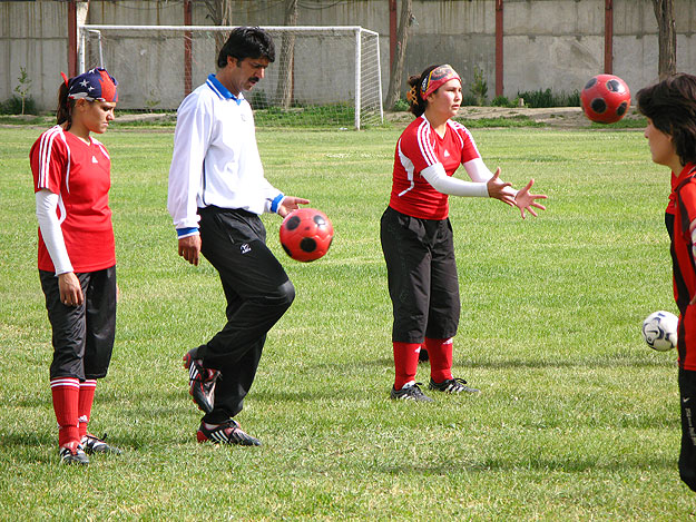 Az afgán női futballválogatott tagjai és edzőjük, Abdul Sabur Walizada