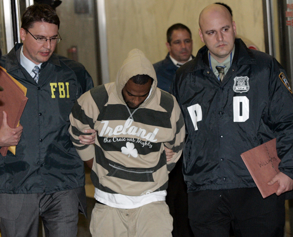 David Williams és társait  azzal vádolják, hogy pokolgépes  támadásokat akartak végrehajtani New Yorkban, 2009. május 21.