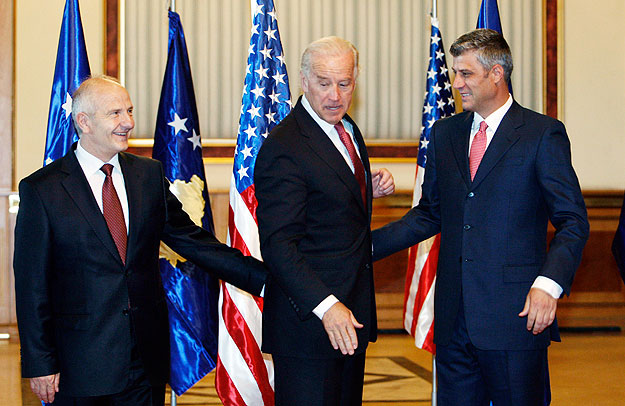 Joe Biden amerikai alelnök Pristinában tárgyalt Fatmir Sejdiu koszovói államfővel és Hasim Thaci miniszterelnökkel 2009. május 21-én