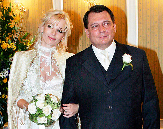 Jirí Paroubek a Cseh Szociáldemokraták elnöke mosolyog menyasszonya, Petra Kovacova oldalán házasságkötésük előtt 2007. november 17-én. 