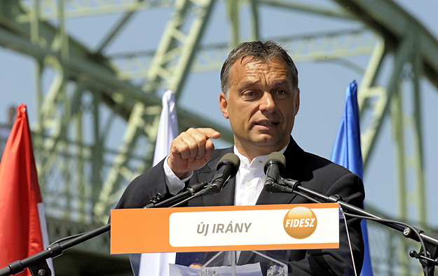 Orbán Viktor az esztergomi Mária Valéria hídnál tartott kampányrendezvényen