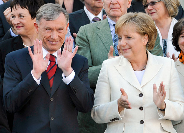 Az újraválasztott Horst Köhler Angela Mekel német kancellárral és CDU-elnökkel