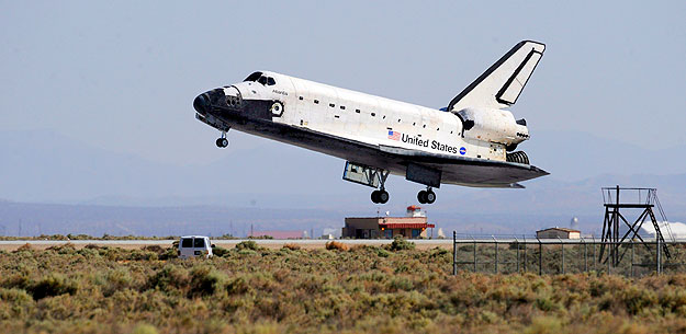 Kétnapos halasztás után,  2009. május 24-én földet ér az Atlantis amerikai ûrrepülõgép a kaliforniai Edwards légitámaszponton. A 13 napos misszió során a hétfõs személyzet javítási és felújítási munkálatokat végzett az 1990-ben felbocsátott Hubble ûr