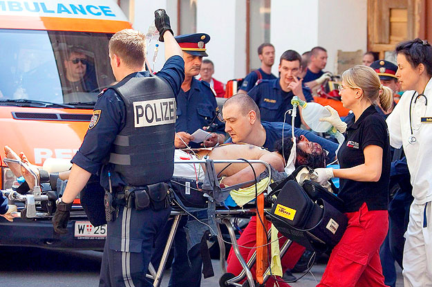 Sebesülteket visznek kórházba Bécs Rudolfsheim városrészében 2009. május 24-én, azt követõen, hogy lövöldözés, majd dulakokás  történt egy szikh imahelyen, ahol mintegy kétszáz hívõ gyûlt össze egy vallási ünnep alkalmából. A hívõk közül többen rátám