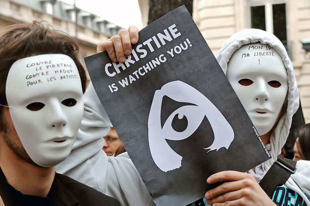 "Christine figyel téged" - olvasható az új francia törvény ellen tiltakozók tábláján (célzás Christine Albanel kulturális miniszterre)