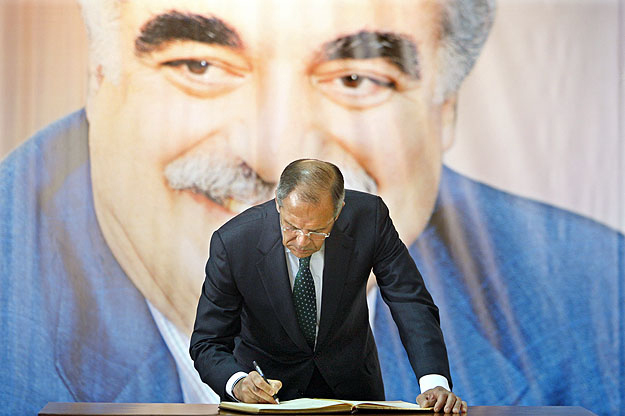 Lavrov egy emlékkönyvet ír alá Hariri meggyilkolt libanoni politikus képe előtt