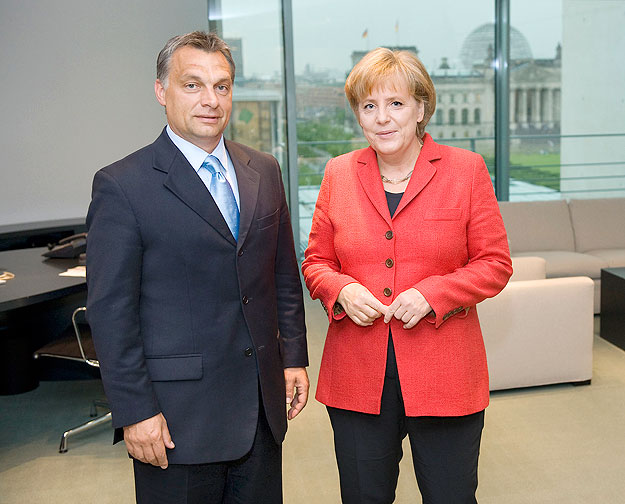 Orbán Viktort a Berlin fölé magasodó kancellári irodában fogadta Angela Merkel