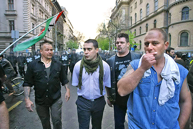 Vona Gábor (világos ingben) a Bajnai megválasztását kísérő tüntetésen