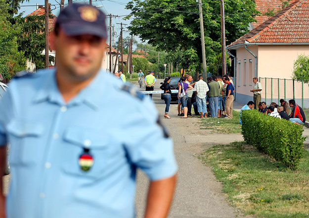 Rendőr biztosítja a Szivárvány utca lezárt szakaszát Abádszalókon a támadás délelőttjén