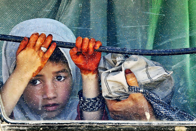 Járőrt figyelő kislány az afganisztáni Kandahár tartományban