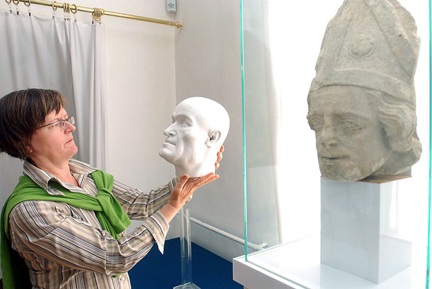 Janus Pannonius hiteles fejszobra és egy antik kőszobor, amely szintén a költőt ábrázolja