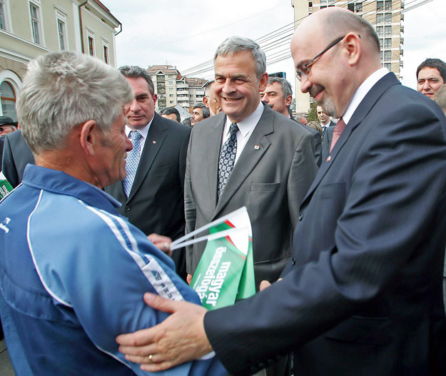 Markó Béla és Tőkés László egy szimpatizánssal beszélget Sepsiszentgyörgyön, 2009. május 4-én