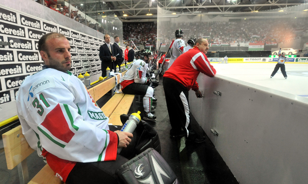 Zürich, 2009. április 26. A magyar kapus Szuper Levente ül a kispadon, miután lecserélték a svájci jégkorong-világbajnokságon, a Magyarország-Kanada mérkőzésen.