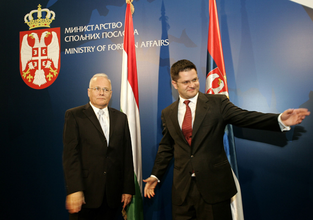 Az egynapos hivatalos látogatáson Szerbiában tartózkodó Balázs Péter magyar külügyminiszter és szerb partnere, Vuk Jeremic találkozójukat követően közös sajtóértekezleten vesznek részt