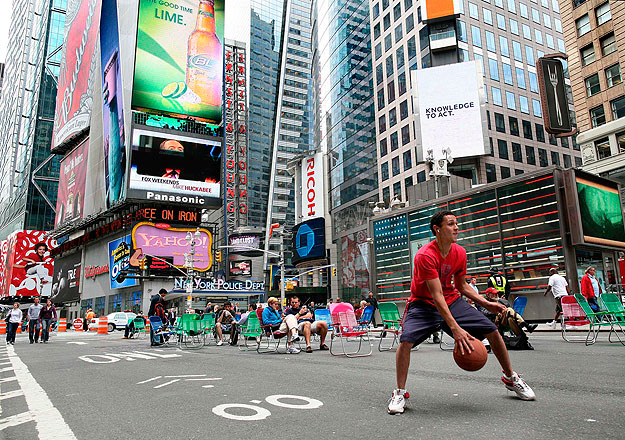 Ki kosarazik, ki nyugágyban pihen a Time's Square-en. A gyalogosok egy napra elfoglalhatták New York leghíresebb utcáit