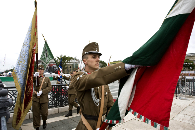 Díszelgő katonák a történelmi zászlókkal vonulnak, a Magyar Hősök Emlékünnepén tartott koszorúzáson, Budapesten a Hősök terén.
