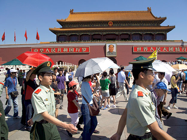 Kínai katonák felügyelnek a rendre a turistákkal teli pekingi Tienanmen téren  2009. június 3-án, a pekingi diáktüntetés leverésének 20. évfordulója előtti napon. A demokráciát követelő diákok hat héten át tartották megszállva a Tienanmen teret, miel